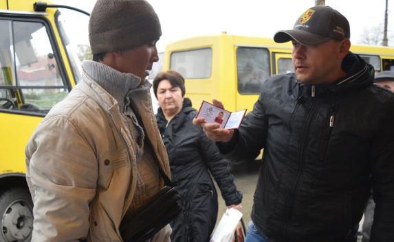 На рынках Симферополя массово задержали торговцев-узбеков (фото)